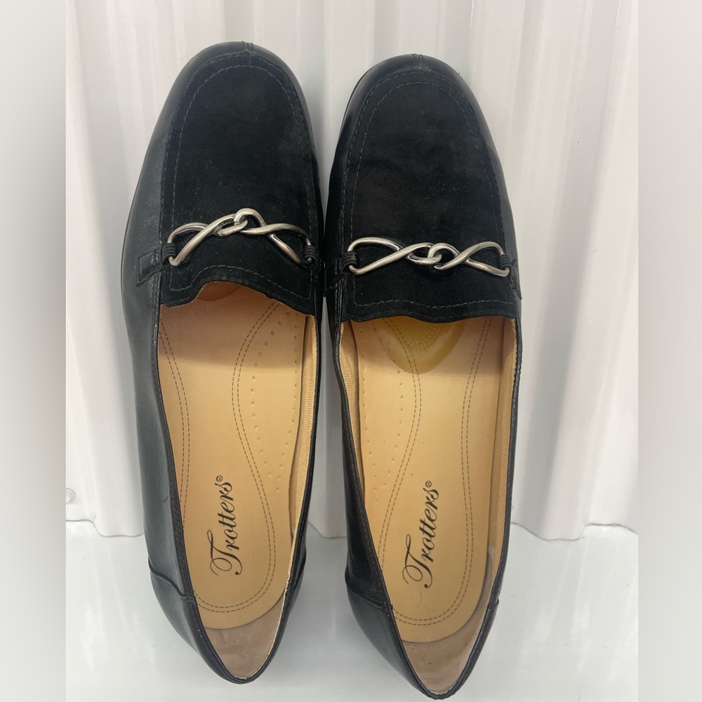Trotters Black Buckled Loafers Size 10